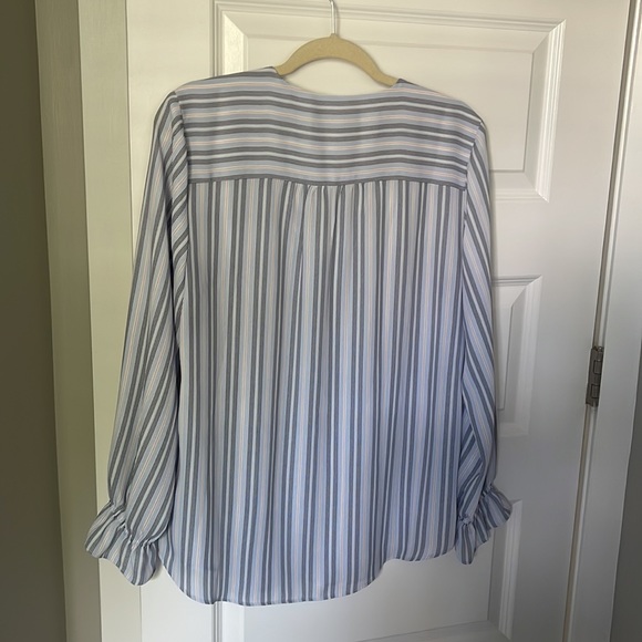 T Tahari Blue Striped Blouse - Large - only worn and washed 1 time. - Picture 7 of 7